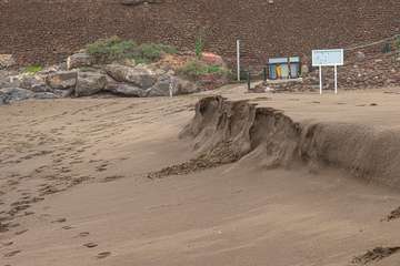 El fuerte oleaje rebana la arena de Melenara/Antonio Rico.